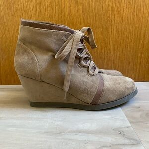 MADDEN GIRL • “Dukkee” Faux Suede Lace Up Wedge Ankle Boots - Size 8.5
